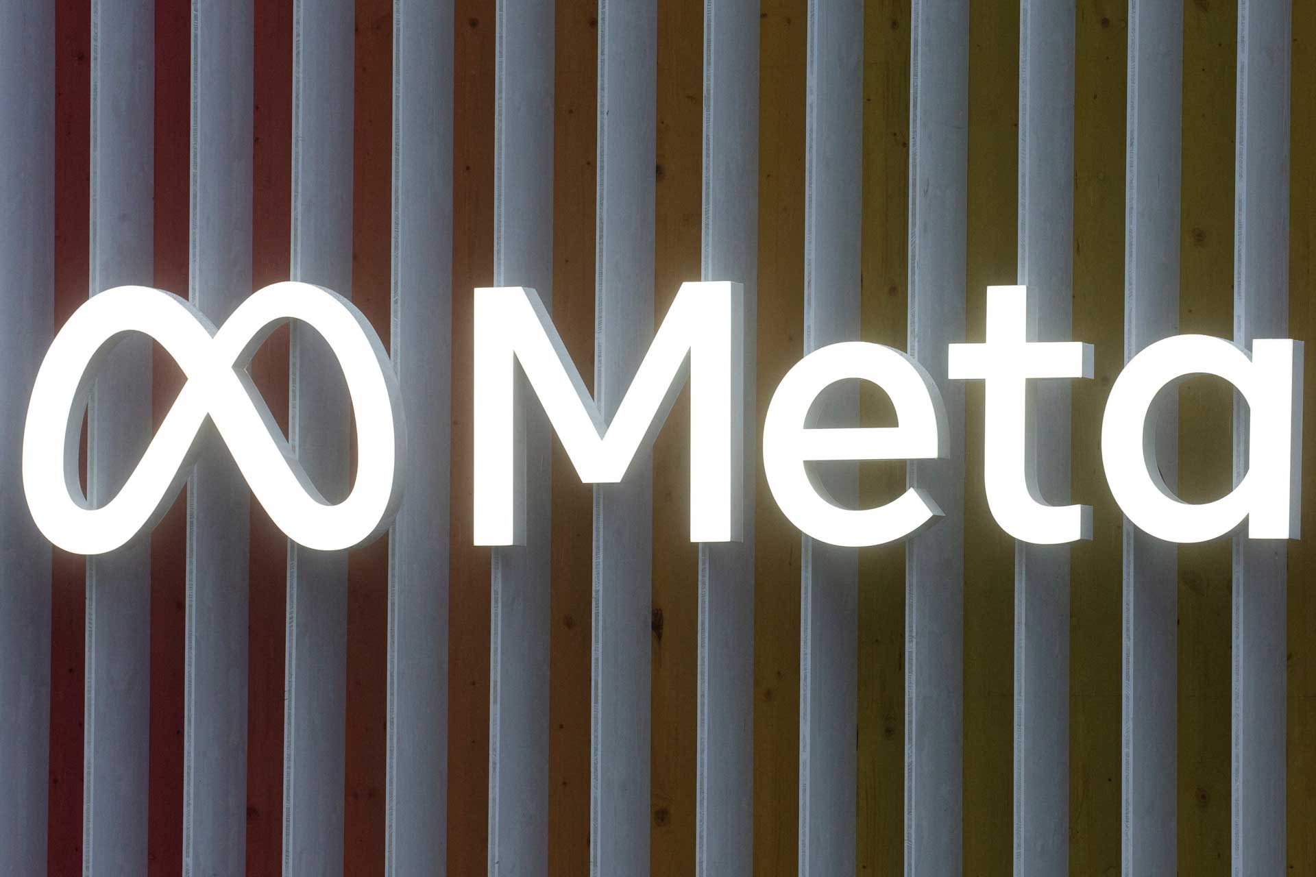 شعار شركة ميتا على أحد الجدران