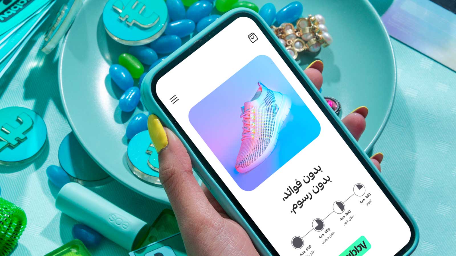 متسوقة تفتح تطبيق "تابي" على هاتفها الذكي