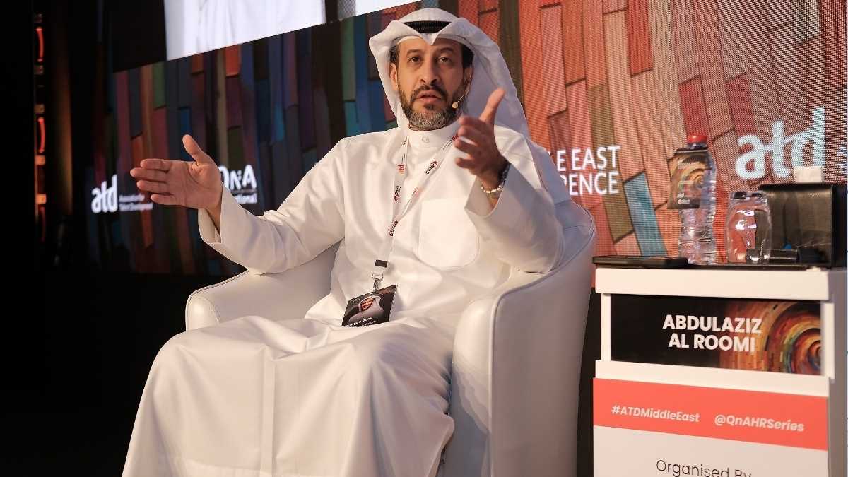 عبدالعزيز الرومي متحدثاً في المؤتمر