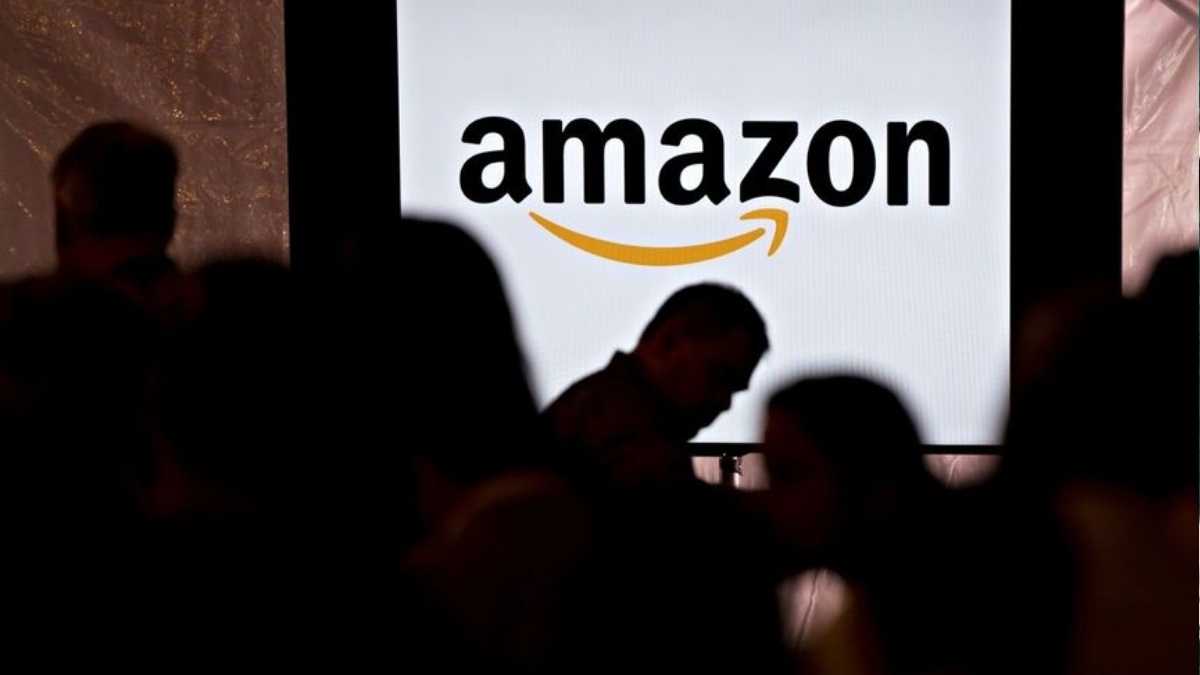 شعار شركة أمازون يظهر في أحد الأماكن العامة