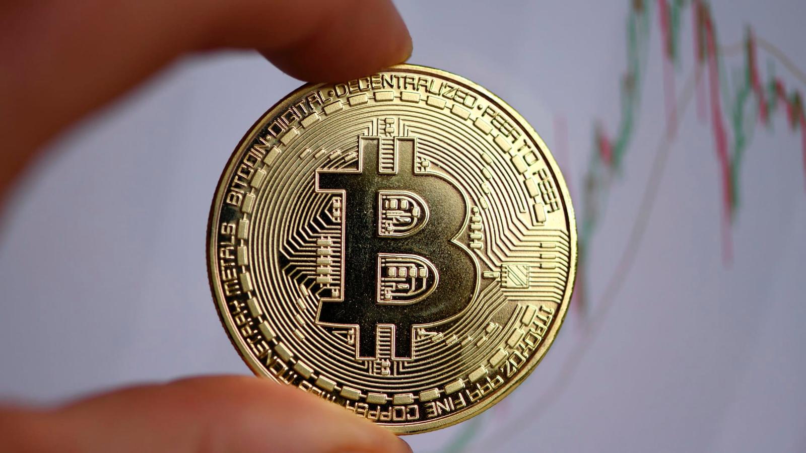 بيتكوين» تتراجع من ذروتها التاريخية إلى 117 ألف دولار