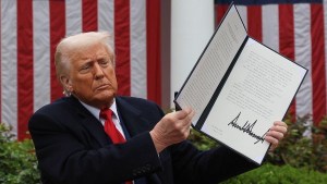 رسوم أميركية عالمية جديدة بنسبة 10% تدخل حيز التنفيذ - economic | ايكونوميك